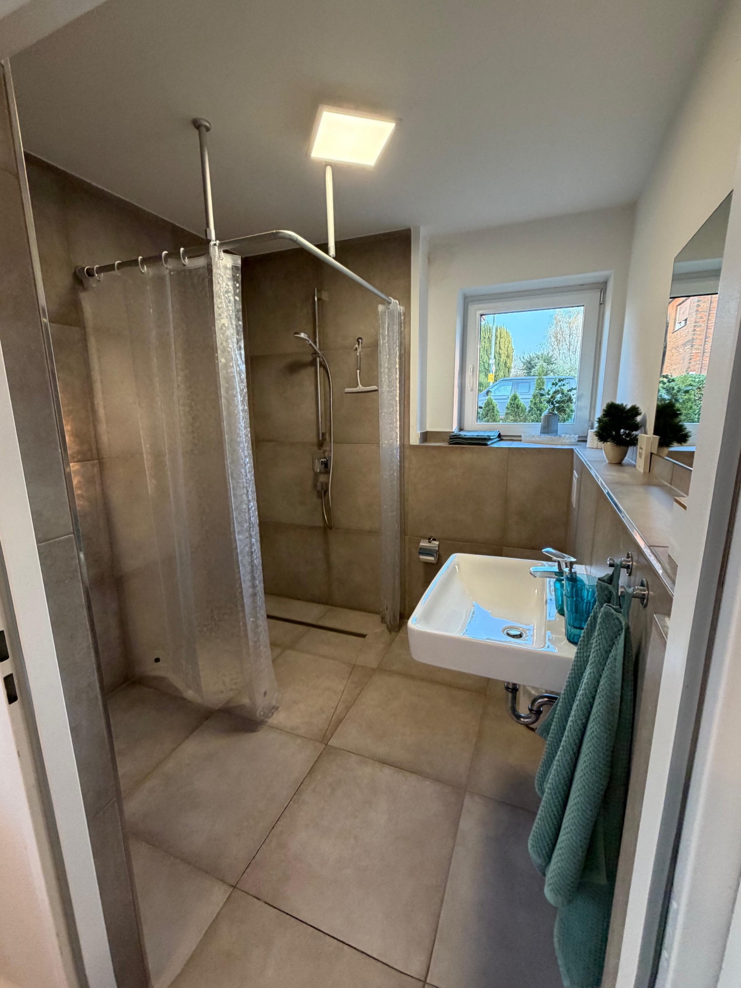 Modernes Bad mit Dusche
