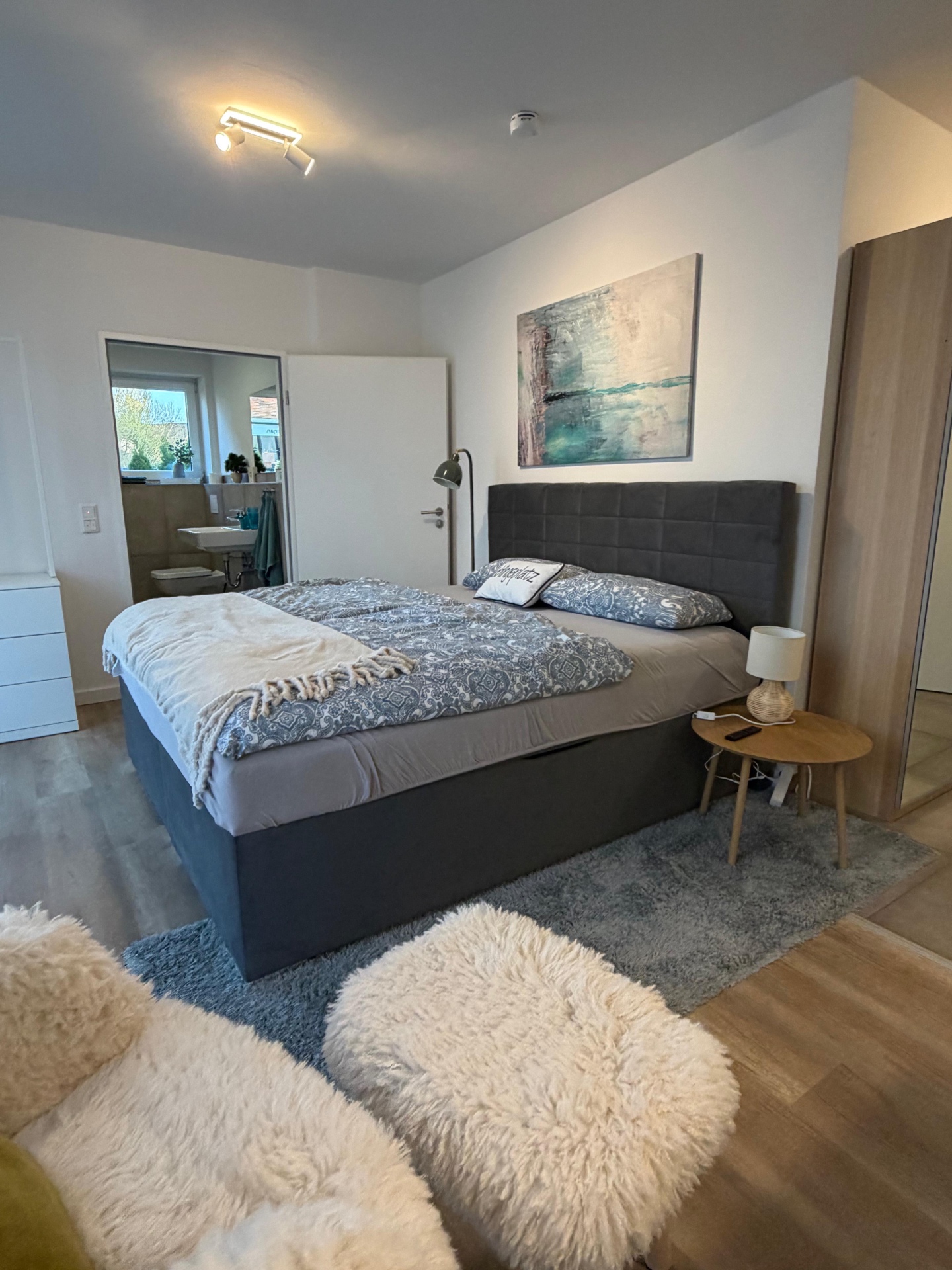 Schlafbereich mit gemütlichem Boxspringbett